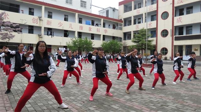 小儿推拿学校学生太极拳练习2