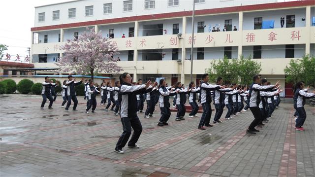 小儿推拿学校学生太极拳练习1