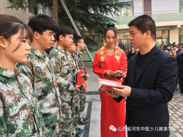 张九龙校长为"优秀学生”发放奖品及荣誉证书
