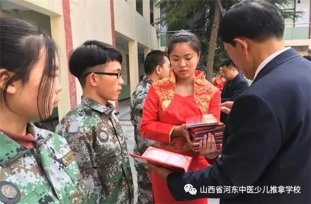 郭存瑞副校长为"优秀学生”发放奖品及荣誉证书
