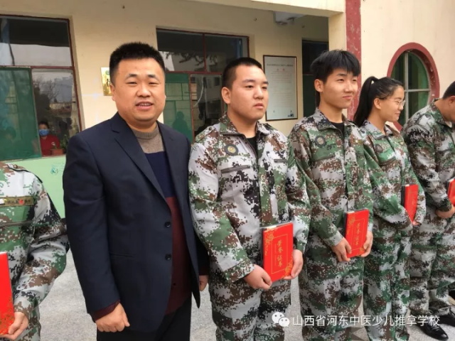 李晓斌副校长为"优秀学生”发放奖品及荣誉证书