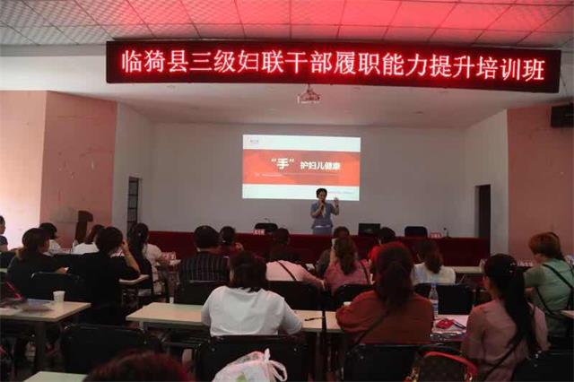 王江红为大家介绍小儿推拿