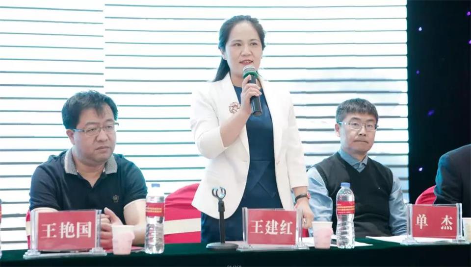 山西省河东少儿推拿学校业务校长王建红宣读儿推泰斗孙德仁教授向大会发来的贺信