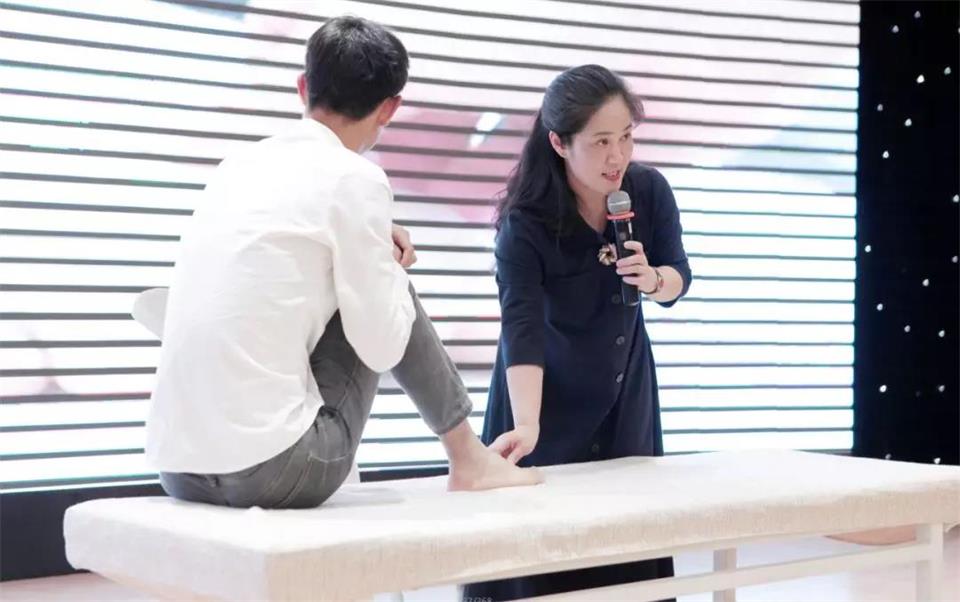 山西省河东少儿推拿学校业务校长王建红 现场手法演示