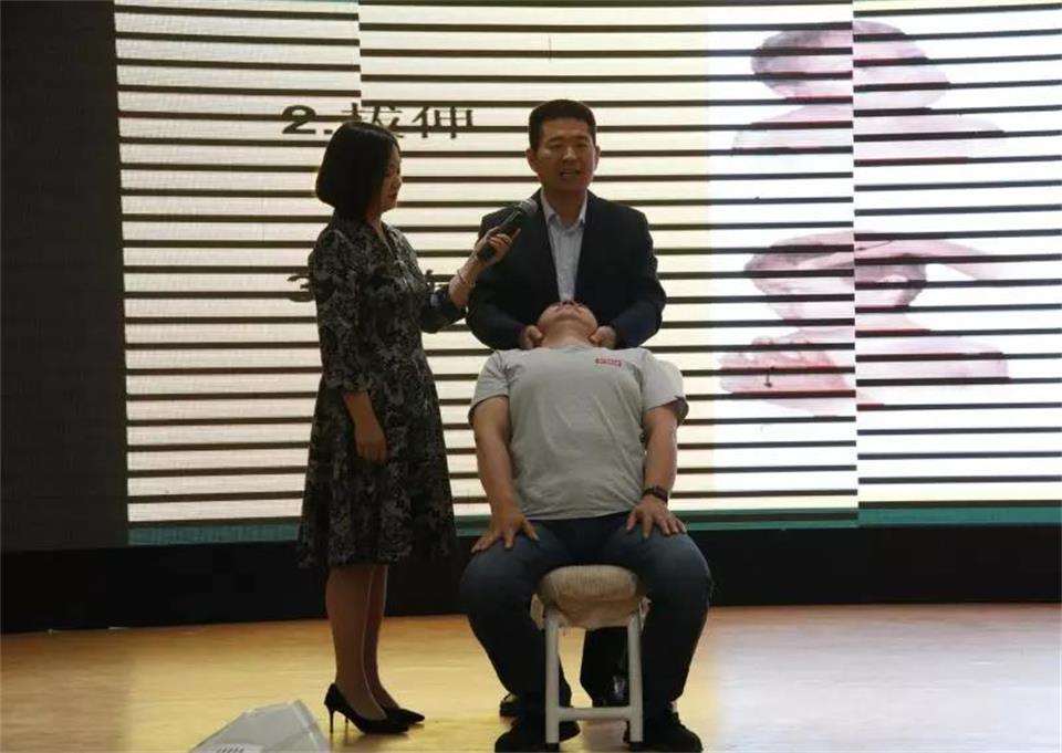 河东少儿推拿流派传承人郑建军老师进行现场手法演示