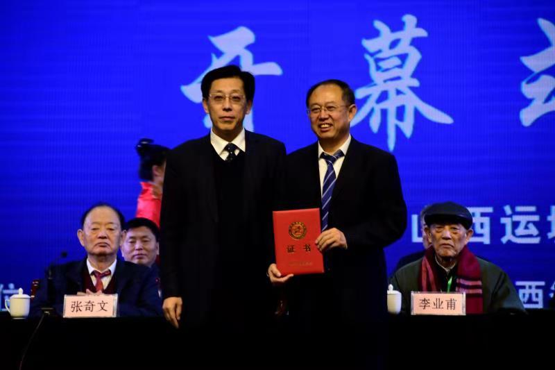 中华中医药学会副会长兼秘书长王国辰为孙德仁教授颁发共同体主席聘书