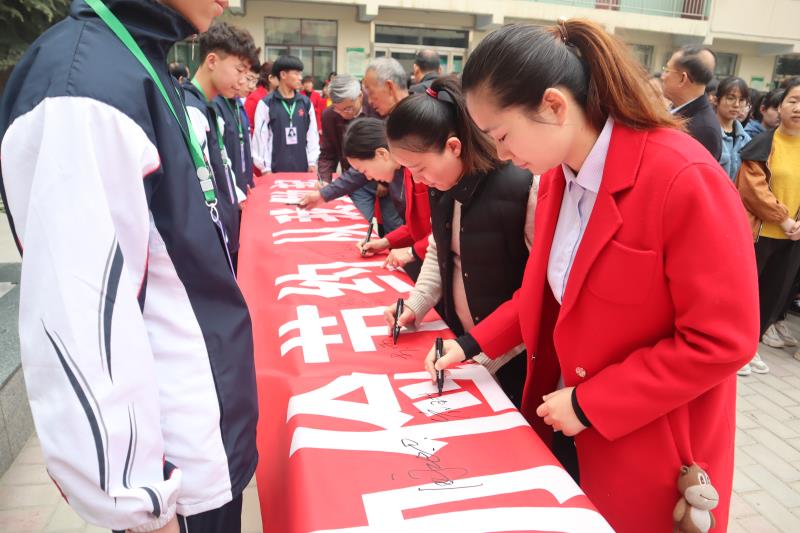 河东少儿推拿学校老师在“改革创新 奋发有为”签字仪式上