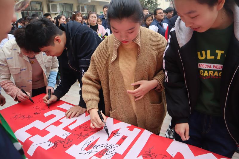 河东少儿推拿学校学生在“改革创新 奋发有为”签字仪式上