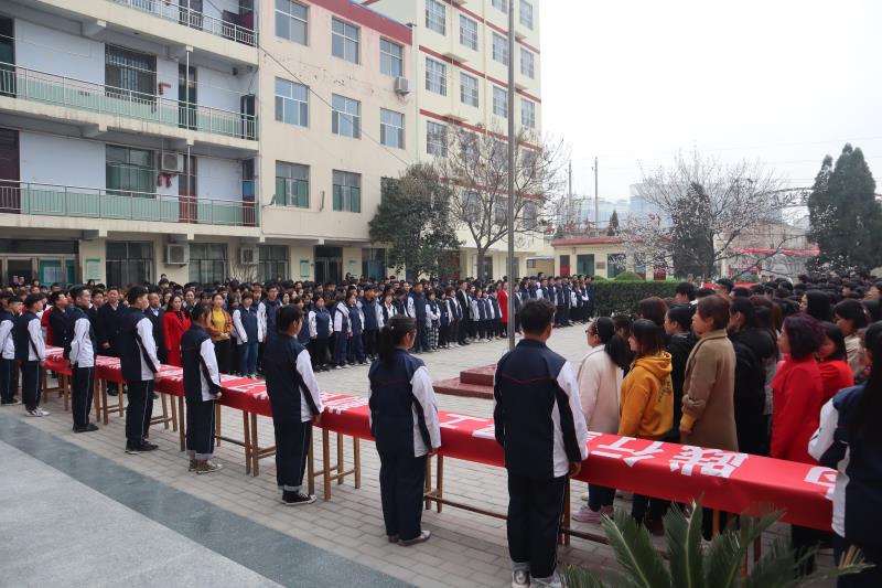 河东少儿推拿学校师生在“改革创新 奋发有为”签字仪式活动