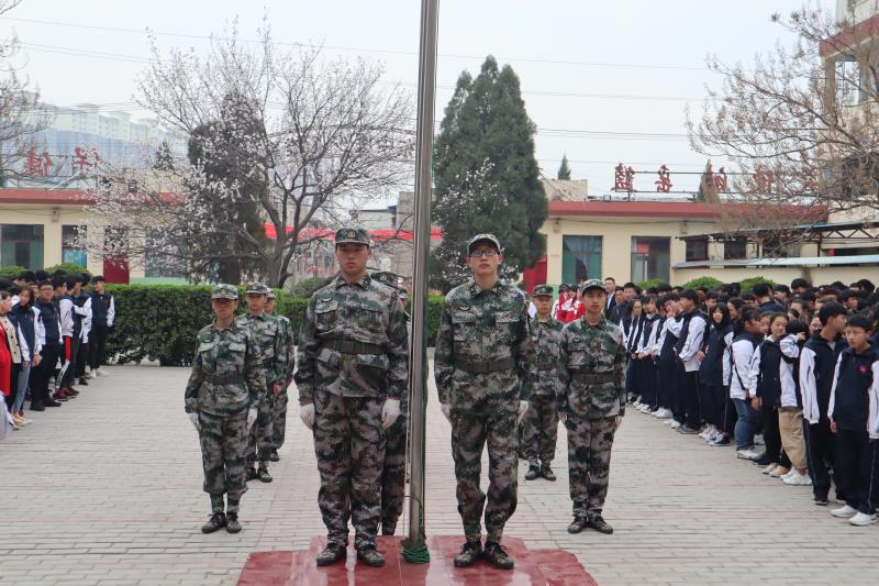 河东少儿推拿学校师生举行升旗仪式