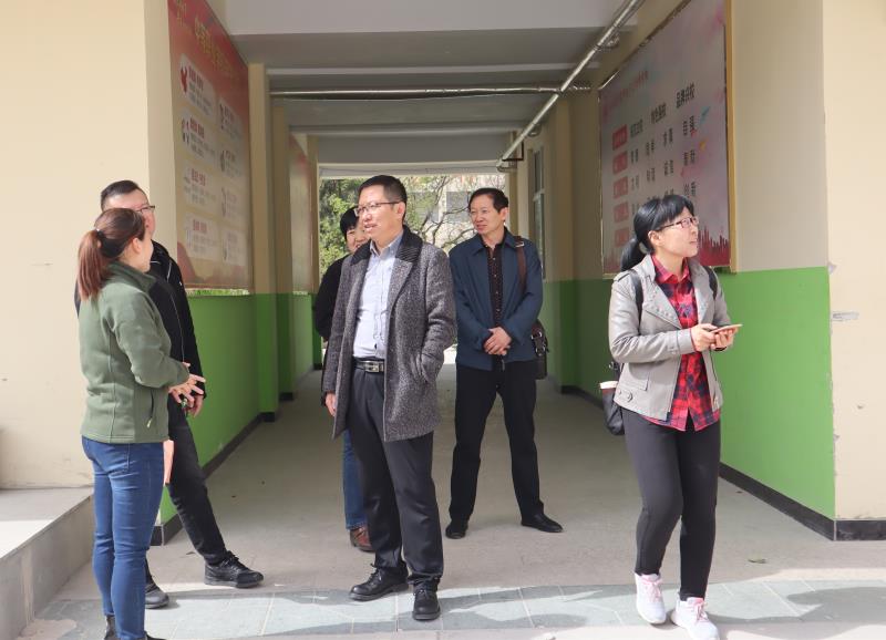 贵宾参访河东少儿推拿学校校园