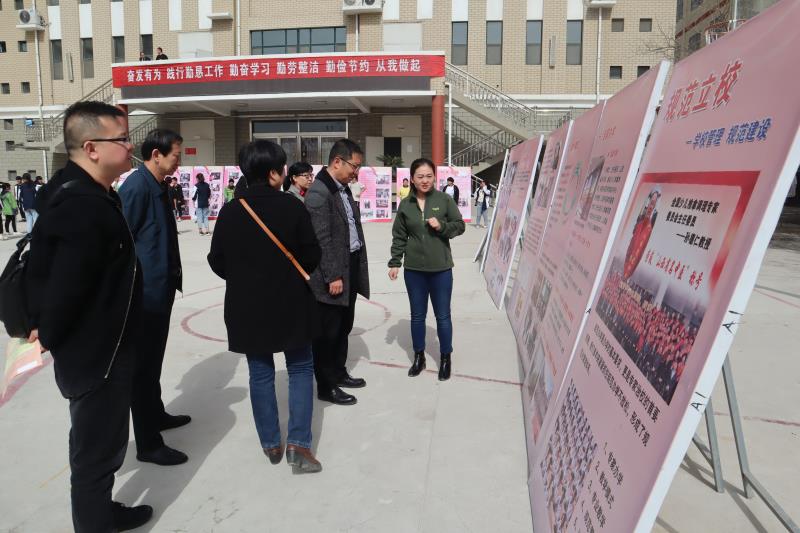 向贵宾介绍河东少儿推拿学校情况