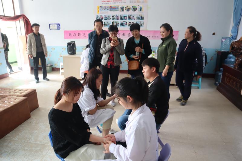 贵宾参访河东少儿推拿学校临床部