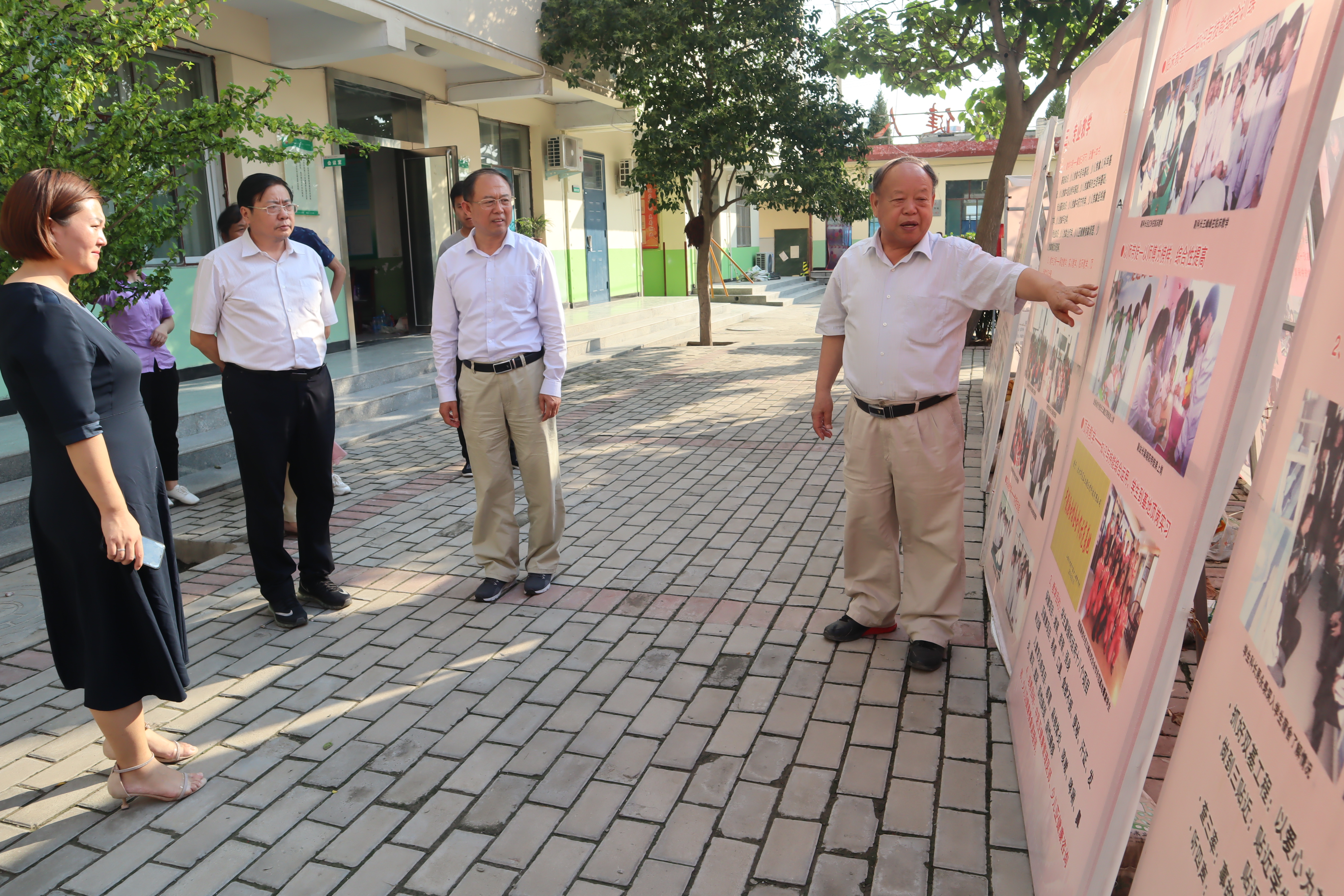 吕应安校长介绍河东中医少儿推拿学校的实训实习