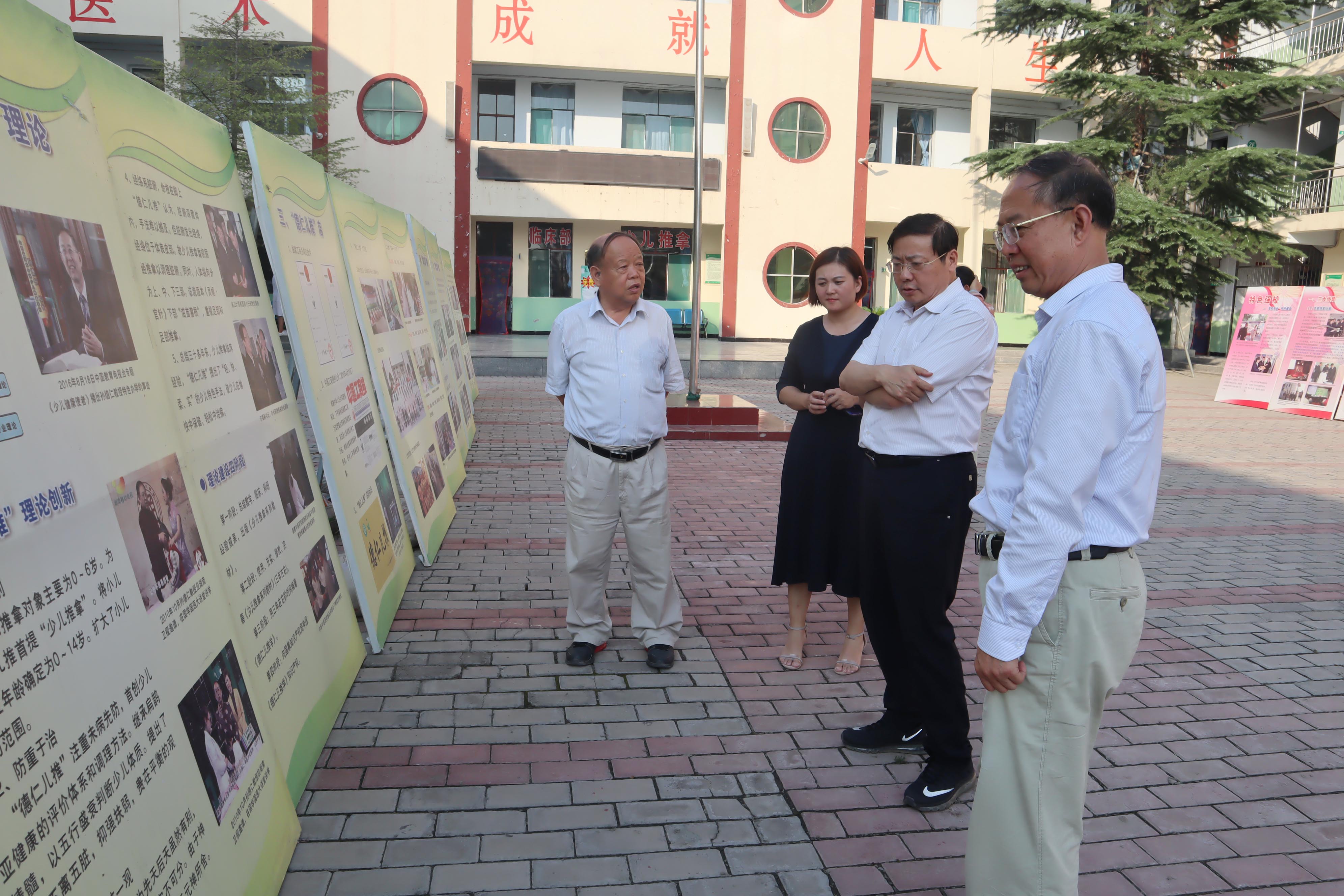 孙德仁校长介绍河东中医少儿推拿学校的“德仁儿推”品牌建设