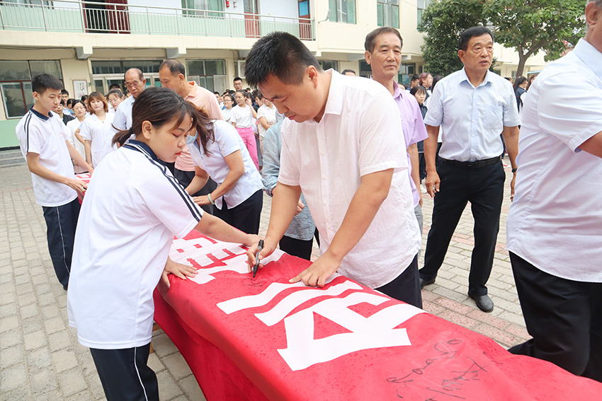 我校举行签署 践行“节约粮食，拒绝浪费”倡议活动