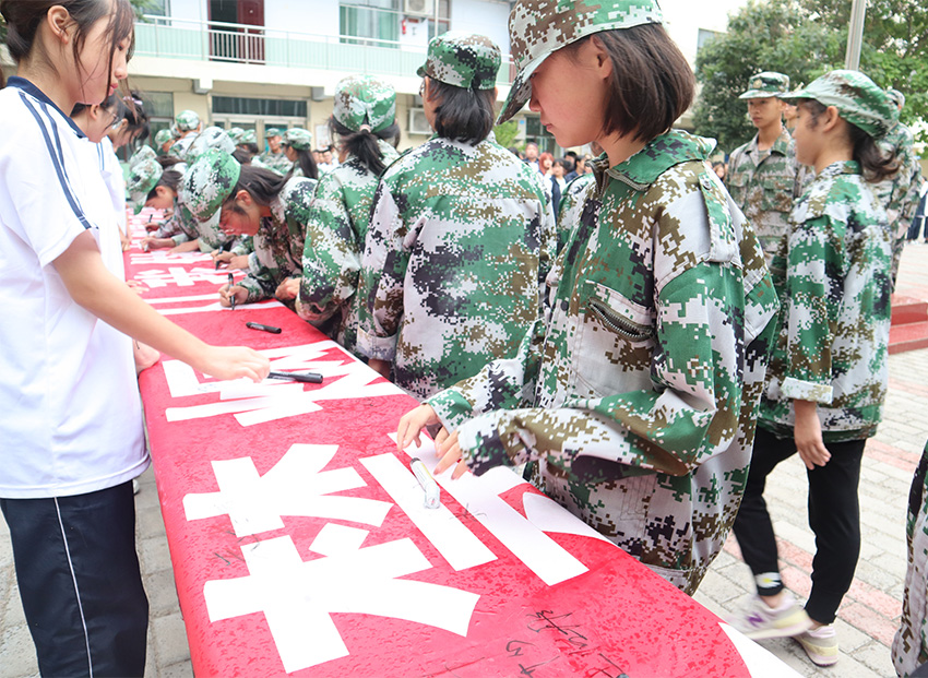 我校举行签署 践行“节约粮食，拒绝浪费”倡议活动