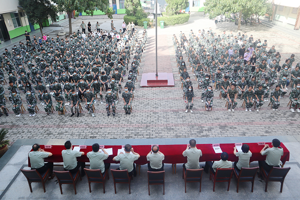 我校隆重举行2021级新生开学典礼