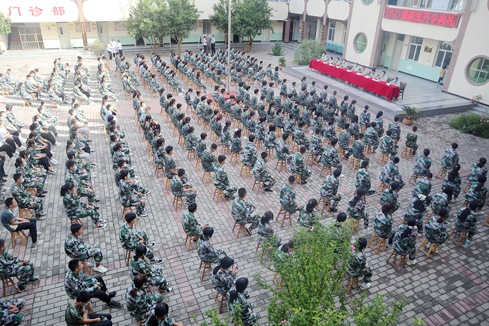 我校隆重举行2021级新生开学典礼