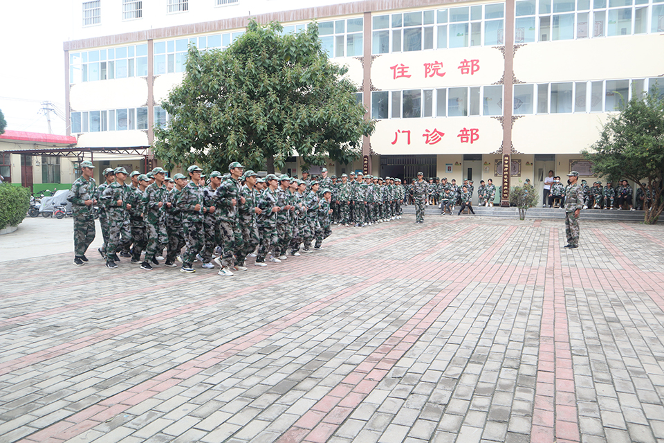 执行校长李晓斌检阅各方队