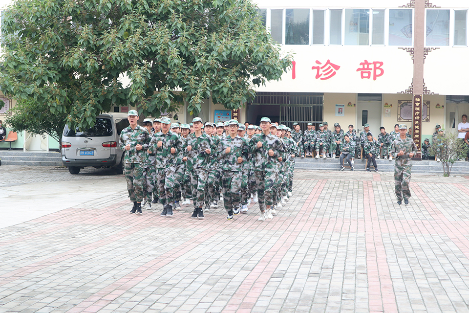 执行校长李晓斌检阅各方队