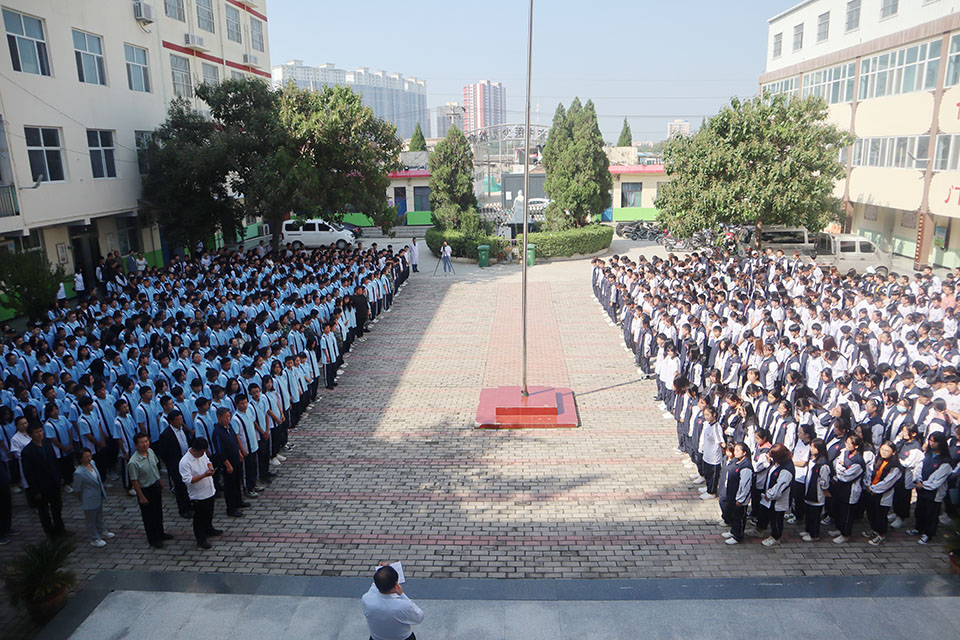 我校举办“纪念毛主席逝世45周年——追忆领袖的家国情怀”活动