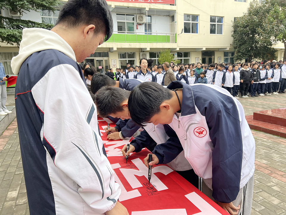 我校举行2021年践行《中等职业学校学生公约》签名活动