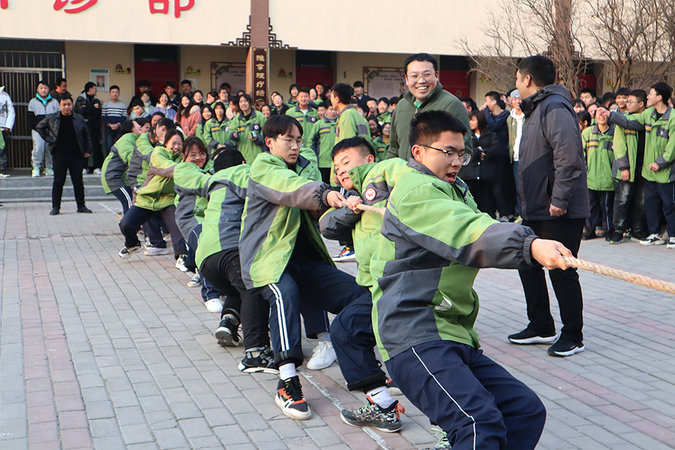 我校学生科组织学生举行拔河友谊赛