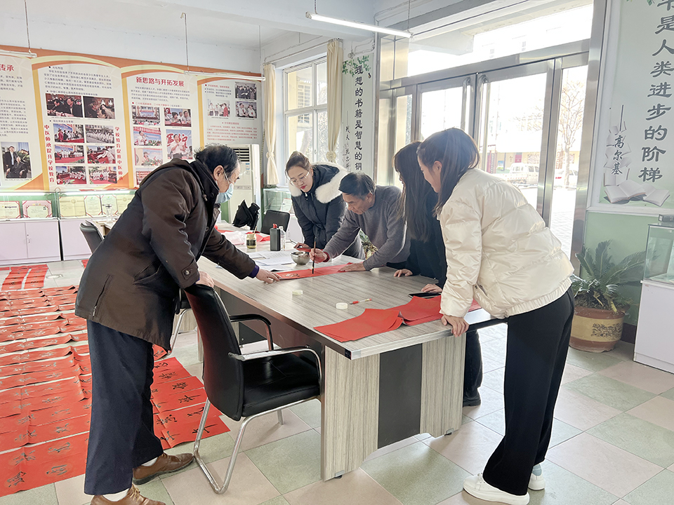 我校党支部开展“我为群众办实事”“写春联，送祝福”活动